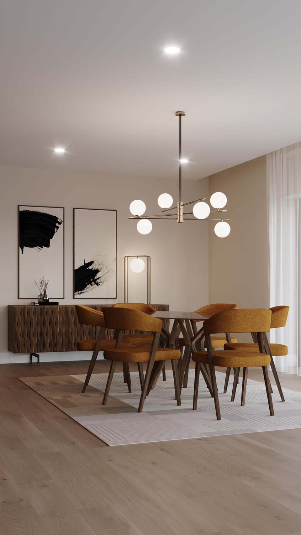 Sala de jantar com cadeiras em tecido mostarda, mesa de madeira escura e candeeiro de globos dourado