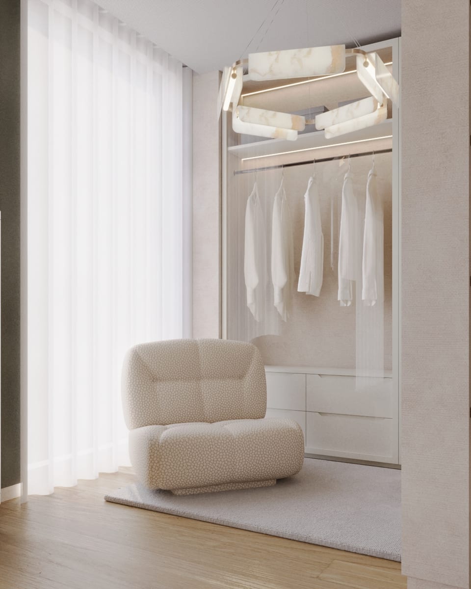 Roupeiro envidraçado com camisas brancas e gavetas claras, poltrona bege em bouclé e cortinado sobre chão de madeira