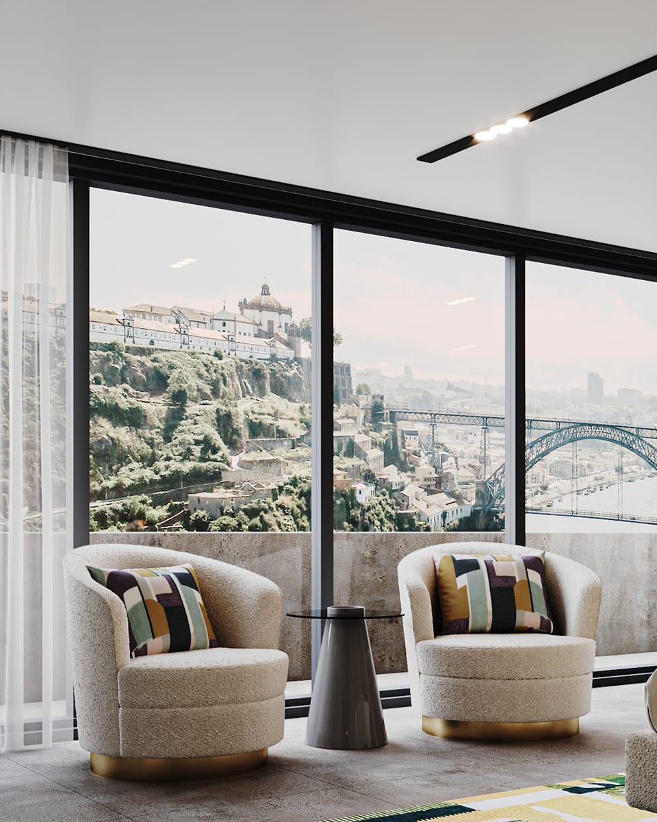 Dois cadeirões redondos em bouclé creme com base dourada, mesa de apoio e vista sobre o rio e a ponte