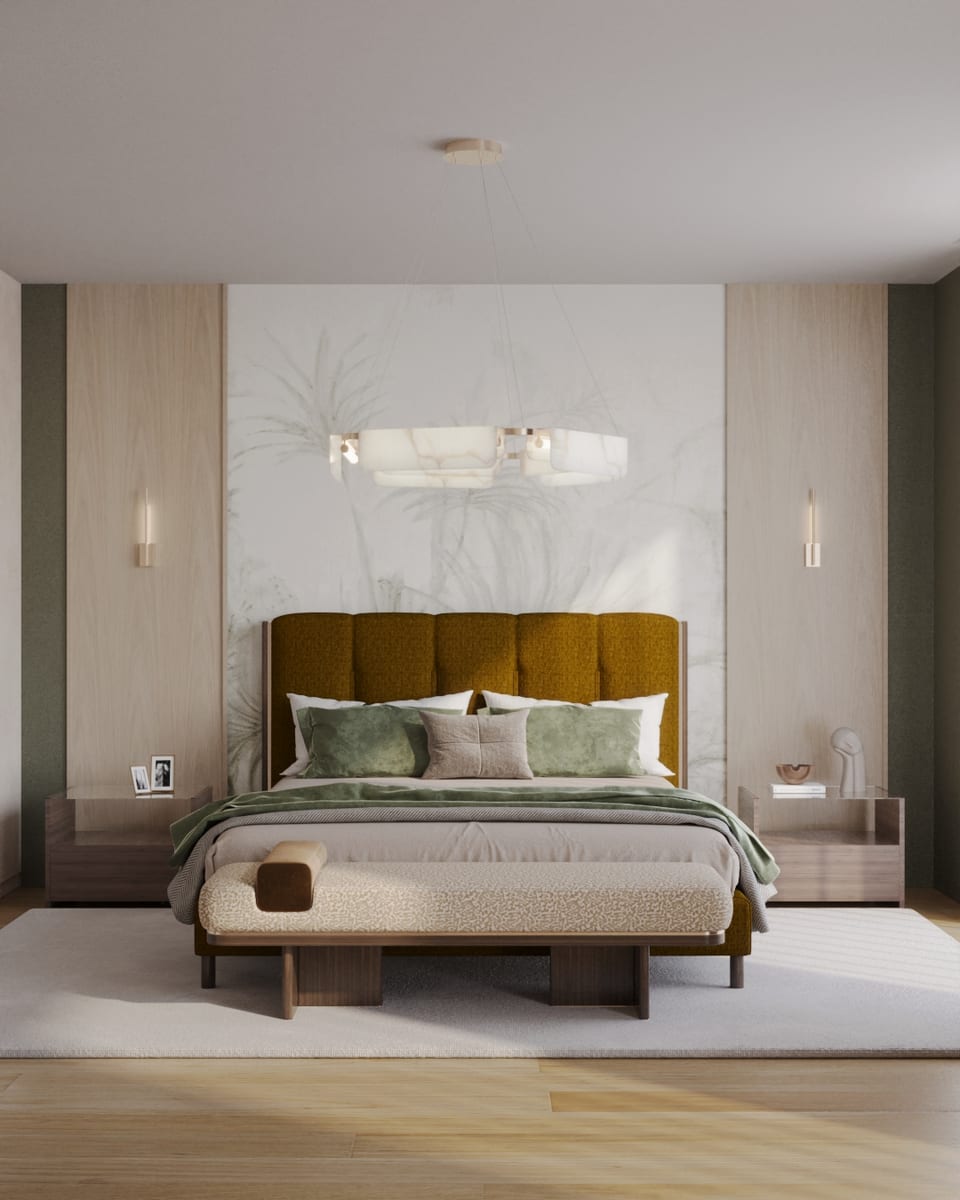 Cama com cabeceira estofada em ocre, painel botânico atrás, mesinhas em madeira clara e banco aos pés